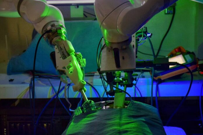 un-robot-entrenado-con-ia-y-videos-de-cirugias-opera-una-vesicula-biliar-sin-ayuda-humana