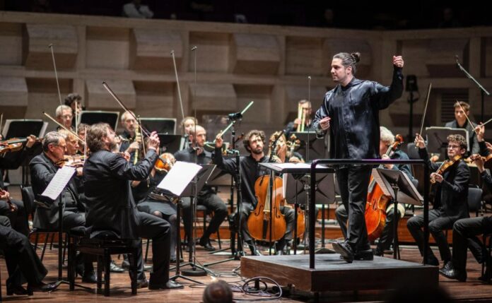 rodrigo-samano-recibe-premio-del-publico-en-el-iccr-2025