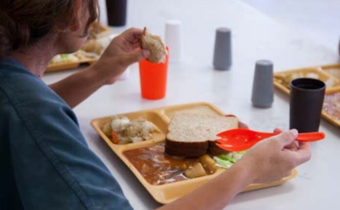 migrantes-detenidos-por-ice-se-quejan-de-hambre-y-comida-en-mal-estado
