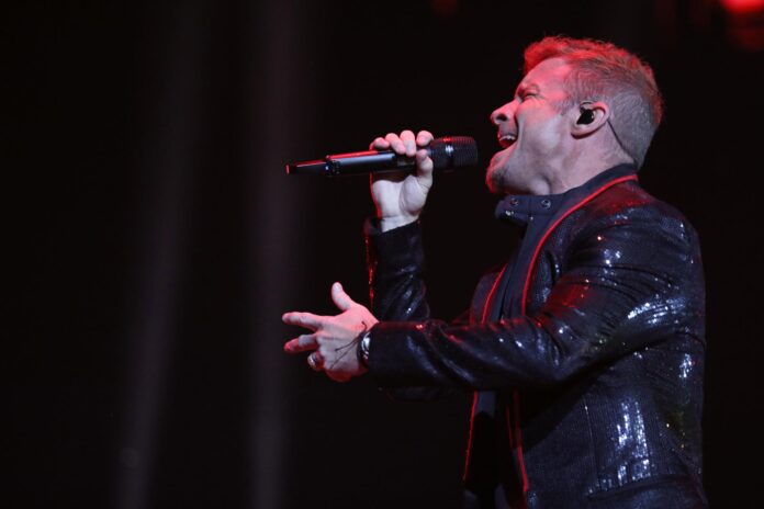 miembro-de-backstreet-boys-demanda-a-policia-por-no-evitar-que-turistas-entren-a-su-playa