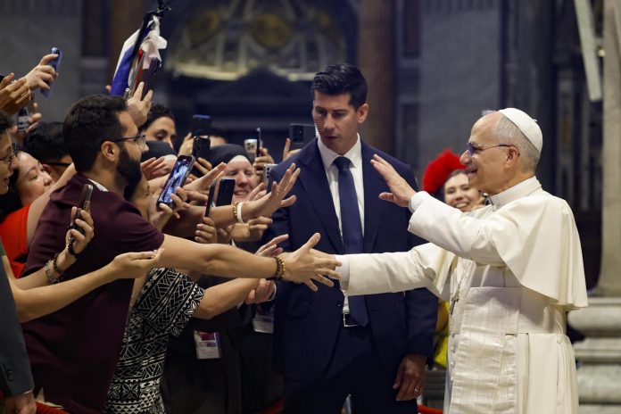 papa-leon-xiv-pide-a-‘influencers’-catolicos-que-lleven-la-paz-a-las-redes-sociales