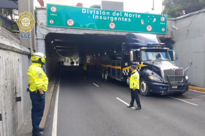 trailer-queda-atorado-en-bajo-puente-de-viaducto,-cdmx